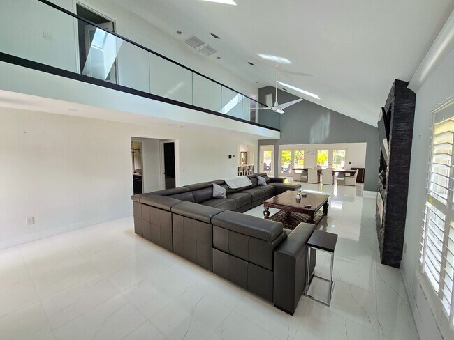 Foto del edificio - SEASONAL RENTAL - Luxury by the Beach!