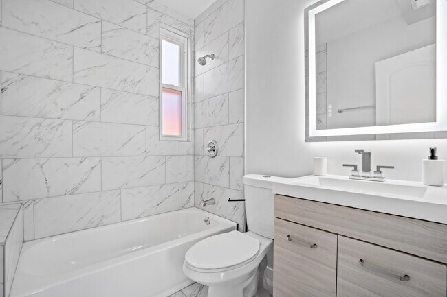 Foto del edificio - Urban Living: Spacious 2-Bedroom Haven in the Heart of Chicago!