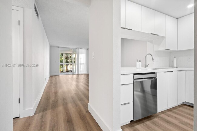 Building Photo - 901 NE 14th Ave