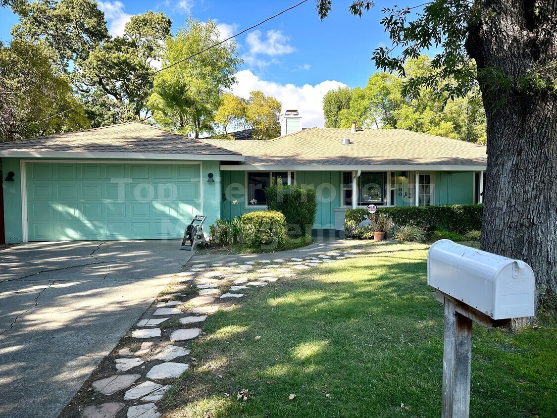 Foto principal - Charming 3 Bed / 1 Bath / 1,364 Sqft House...