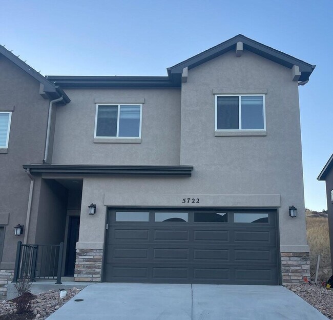 Foto del edificio - FULLY FURNISHED 3 Bed Luxury End Unit Townhome backs to Nature