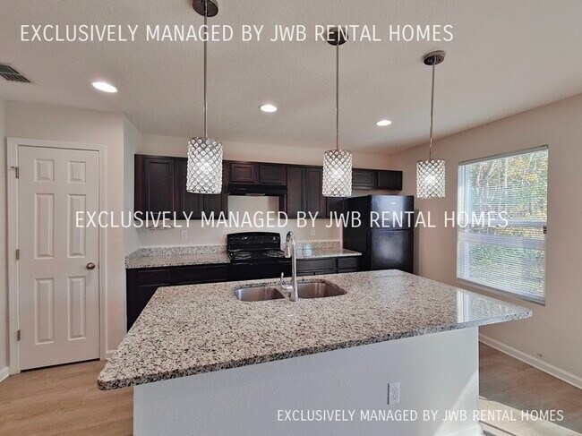 Foto del edificio - 8655 Bronson Ln