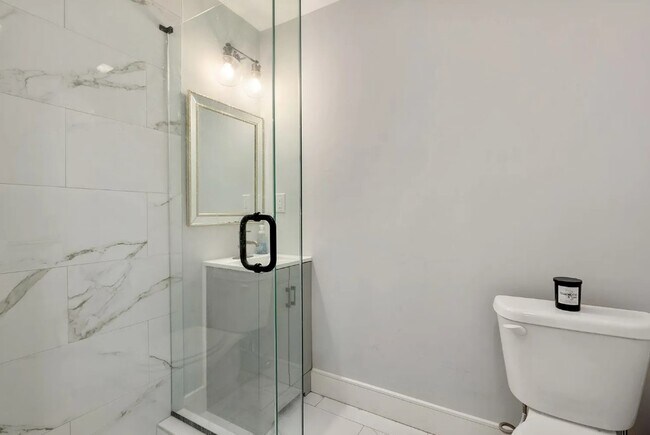 Baño completo en el primer piso - 169 W 9th St