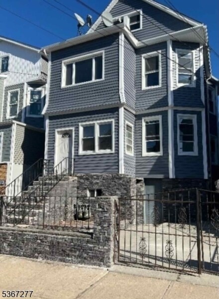 Foto principal - 717 Jackson Ave