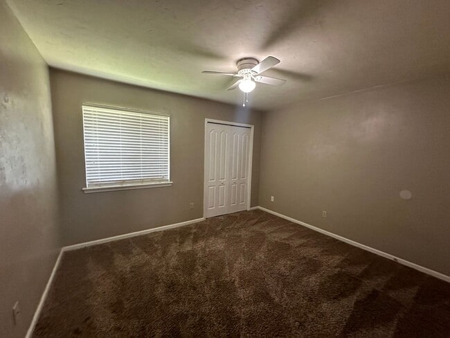 Photo - Upstairs unit in Pointe East avail NOW!!! Apartment
