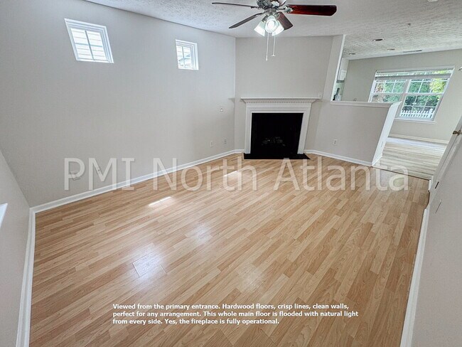 Building Photo - Fenced in Backyard! Bring your PETS!