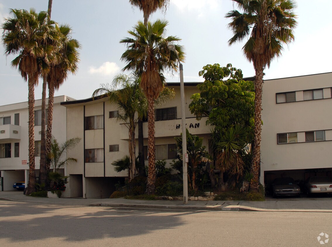 The Tahitian Apartments in Los Angeles, CA