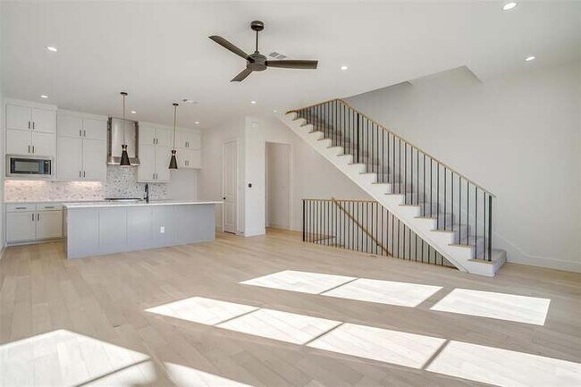 2nd Flr Space - 711 W Abram St