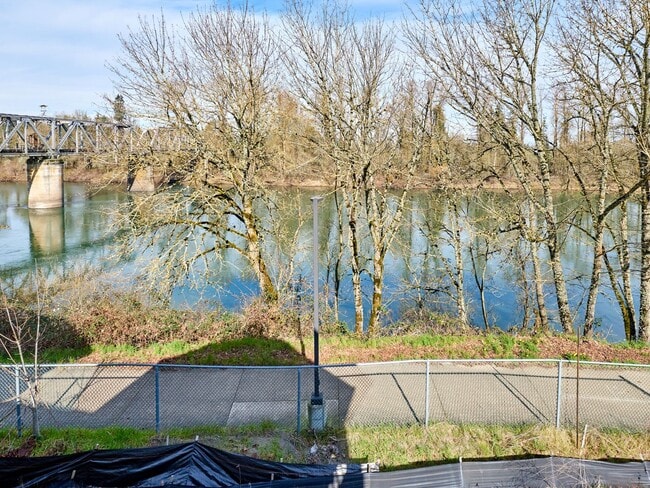 Foto del edificio - 827 Front Ave NE