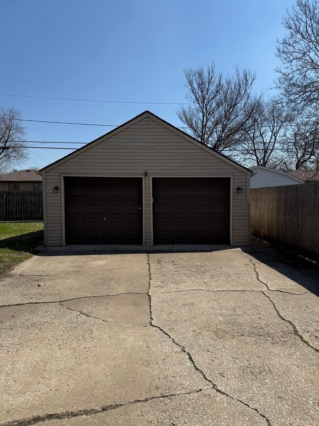 Building Photo - 18343 Oakwood Ave