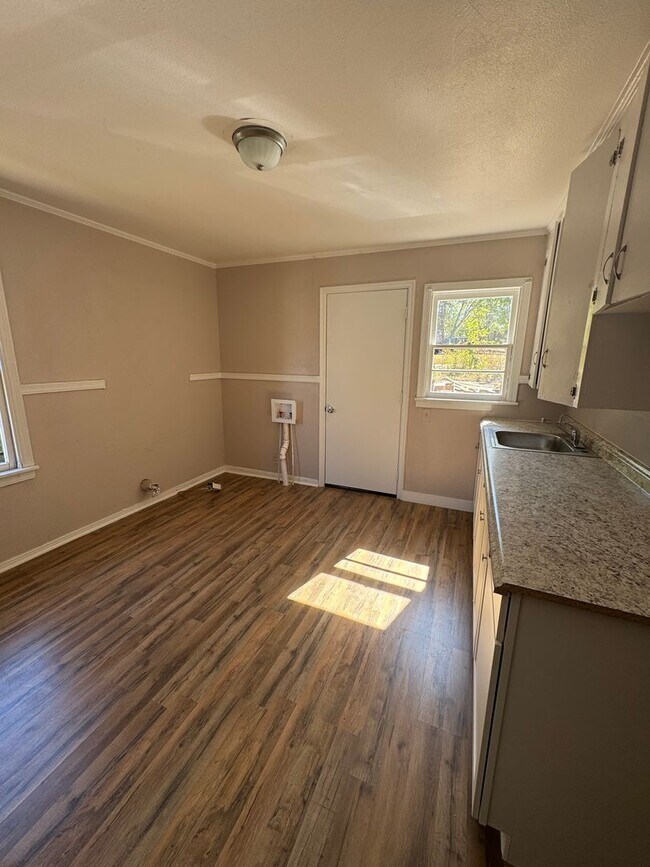 Building Photo - Like New 4 Bedroom Home in Queensborough
