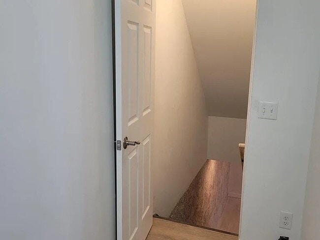 Entry - 3082 Norcott Dr