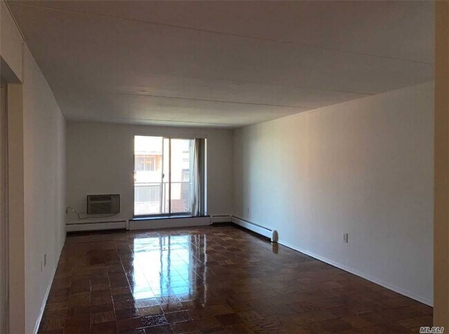 Foto del edificio - 100 Clinton Ave