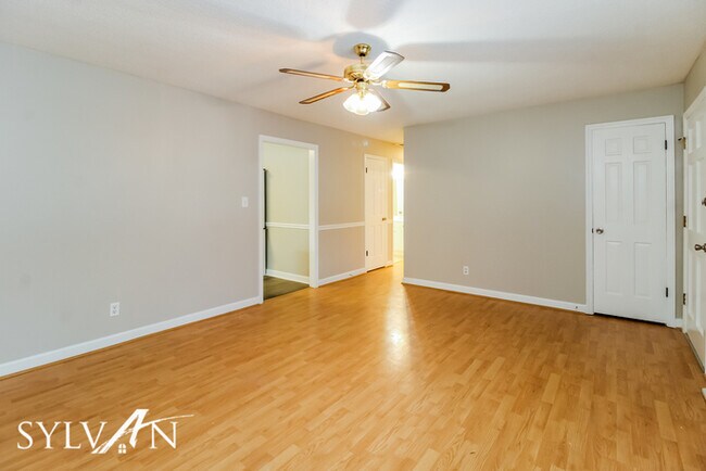 Building Photo - Cute 3BR 1.5BA Brick Home