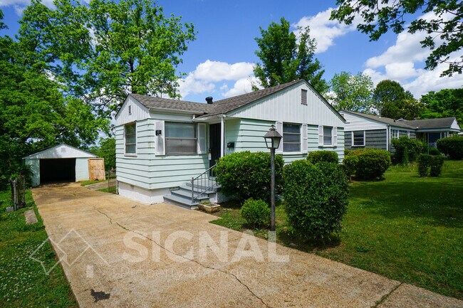 Building Photo - 1306 33rd St Ens