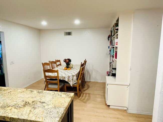 Foto del edificio - Updated 3 Bed / 2 Bath in Sabre Springs!!