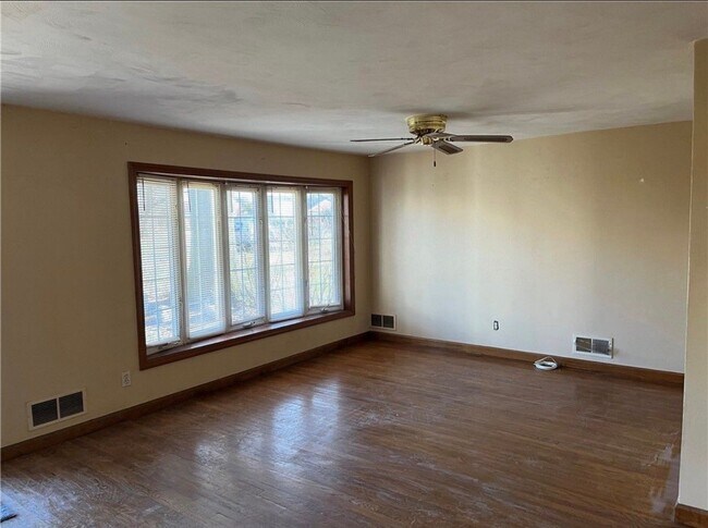 Building Photo - 135 Greenbriar Dr