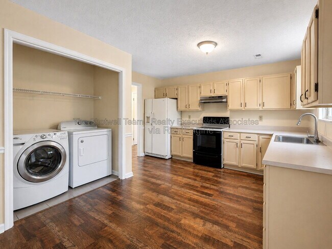 Foto del edificio - 407 Herringbone Ct
