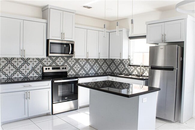 Foto del edificio - 16 Angelina Dr