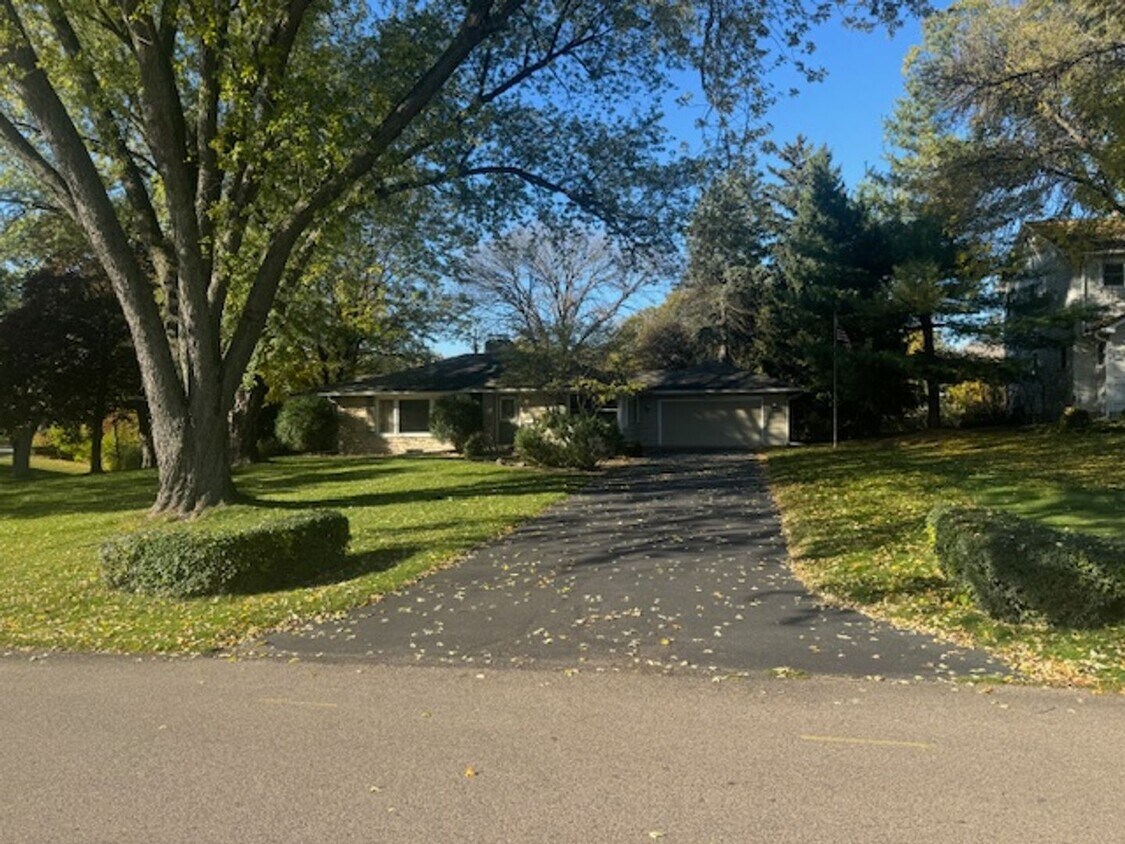 Primary Photo - Amazing Home Next to Interlachen Golf Cour...