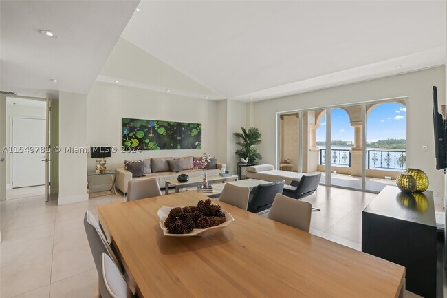 Foto del edificio - 2442 Fisher Island Dr