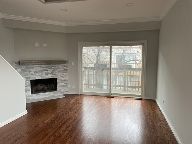 Living Room with Balcony - 1540 N Greenview Ave