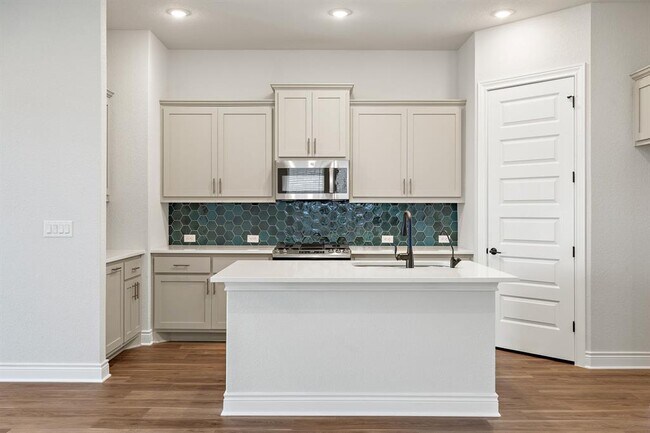 Building Photo - 821 Beaverton Dr