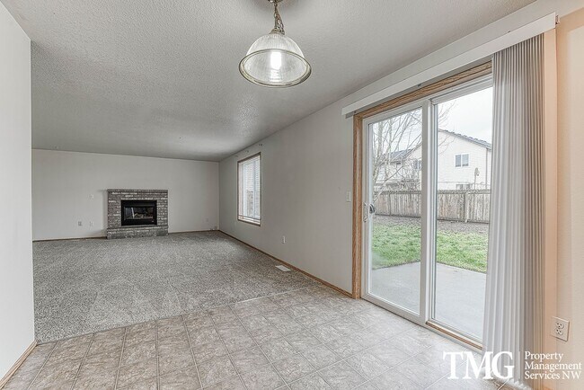 Foto del edificio - Spacious & Updated Single Level Home w/ Bonus Room & Fully Fenced Yard!