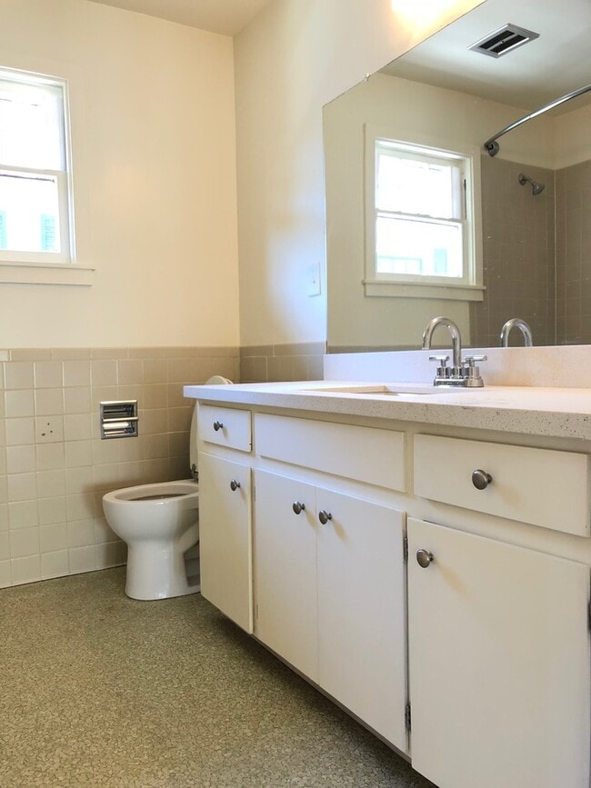 Building Photo - Wonderful University District 8 bedrooms house!