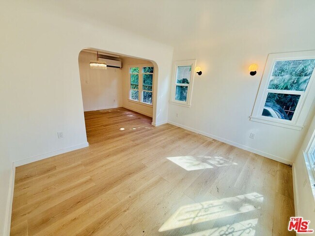 Building Photo - 3776 1/2 S Gramercy Pl