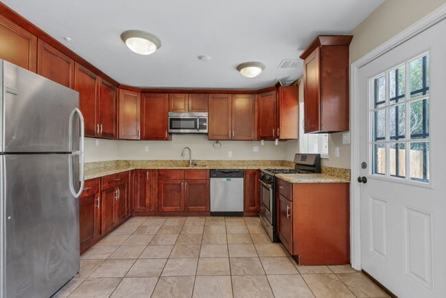 Building Photo - 936 N Revere St