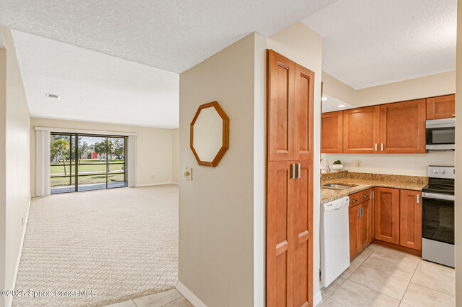 Foto del edificio - 2125 Golf Isle Dr