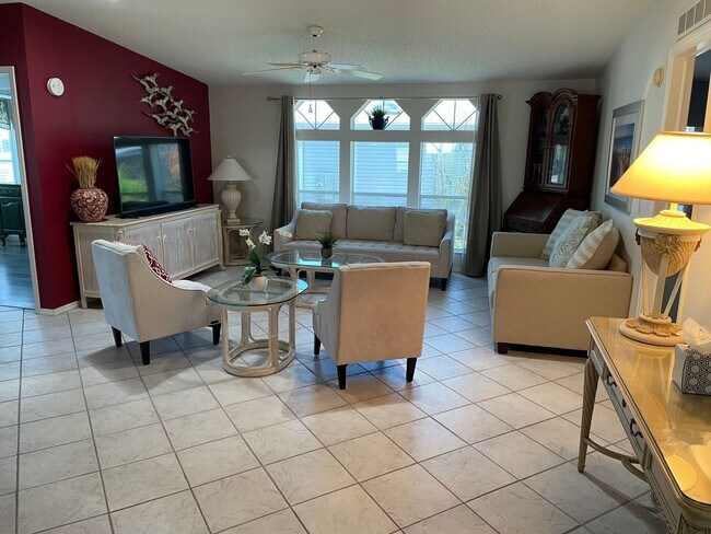 Foto del edificio - **Beautifully Furnished** 2-Beds plus Den*...