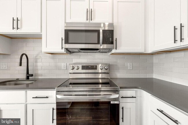 Foto del edificio - 7037 Ridge Ave