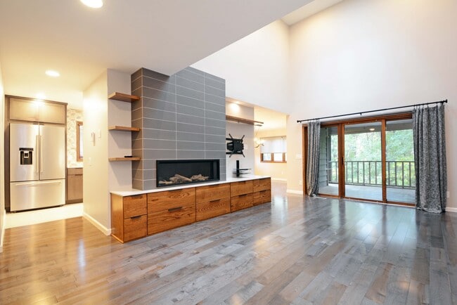 Building Photo - 5536 Village Dr