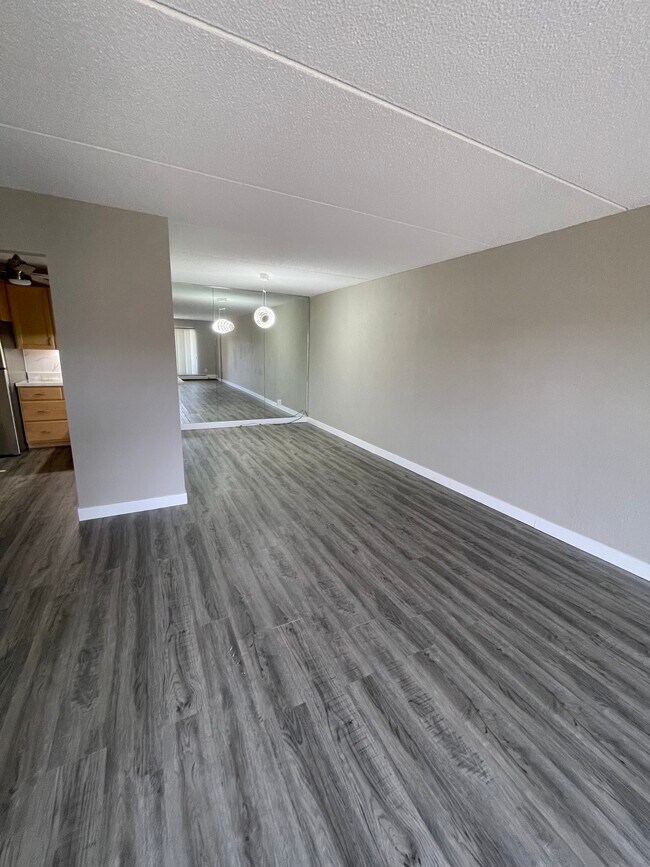 Building Photo - 10411 Cedar Lake Road South, Unit 409