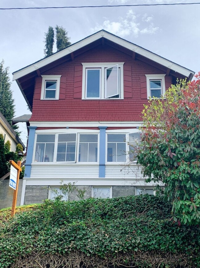 Building Photo - PRELEASING: Classic N Garden 6 bdrm/3 bath near WWU North Campus