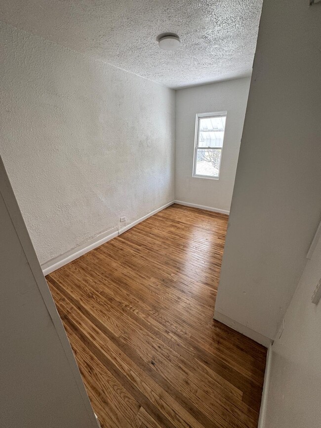 Building Photo - 807 Hazlett Ave