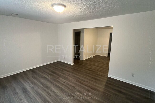Building Photo - Beautiful Renovated 4 Bedroom/1 Bathroom H...