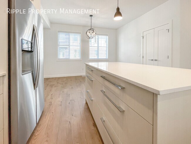 Building Photo - MODERN & SPACIOUS 3 BEDS, 2.5 BATHS TOWNHOUSE | DOUBLE ATTACHED GARAGE