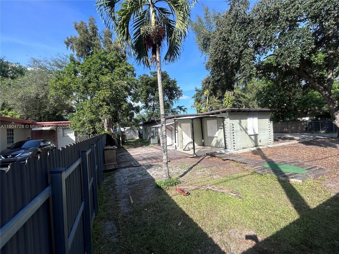 Foto del edificio - 1543 NE 144th St