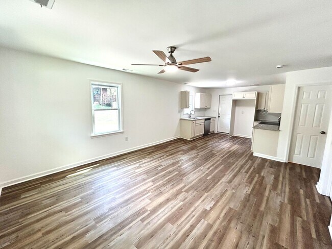 Foto del edificio - Modern 2BR/1.5BA Property with Renovated Interior and Unique Bonus Spaces