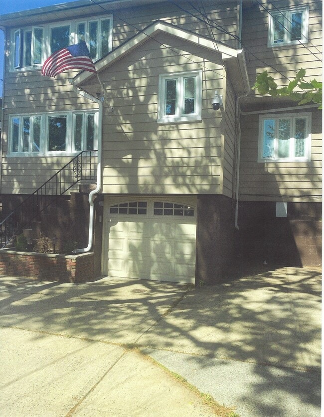 Building Photo - 95 W 49th St