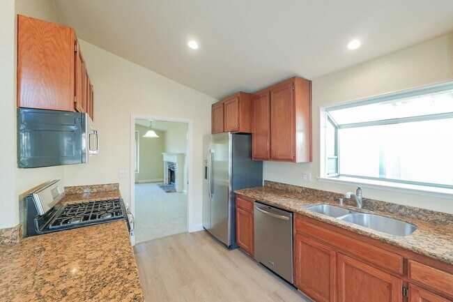 Foto del edificio - PURE Property Management Presents: Well-maintained 3-bedroom, 2-bath home in Cloverdale!