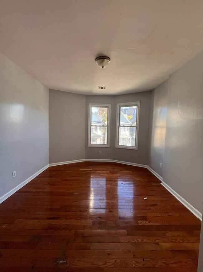 Building Photo - 143 Pearsall Ave