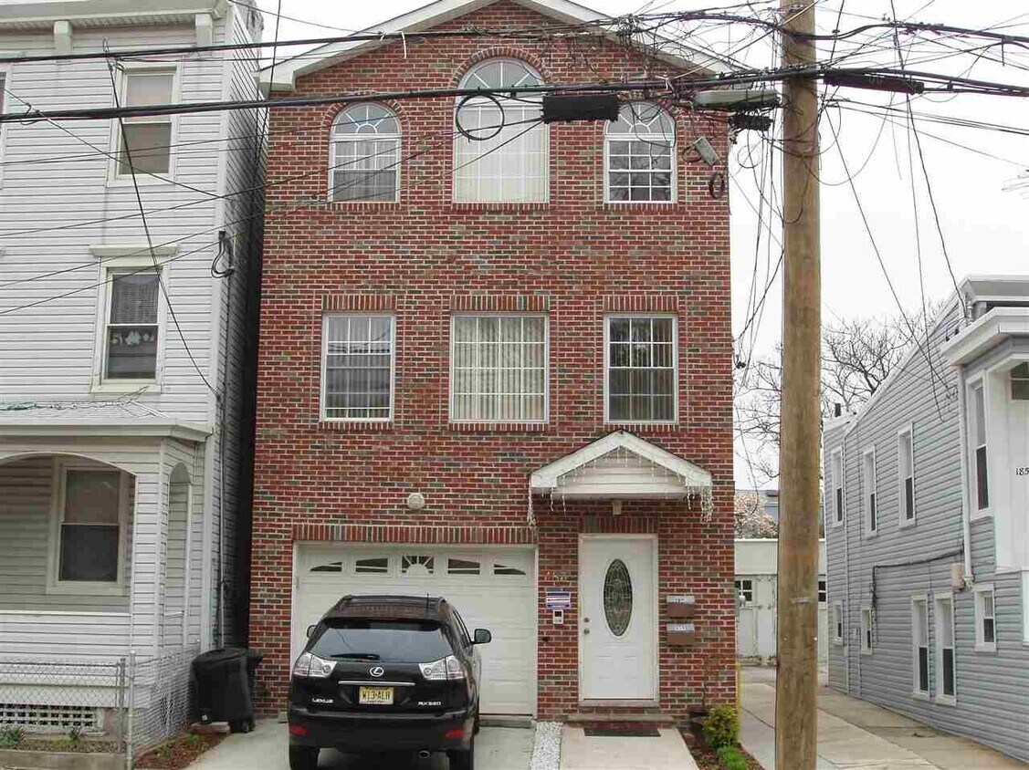 Primary Photo - 183 Hutton St