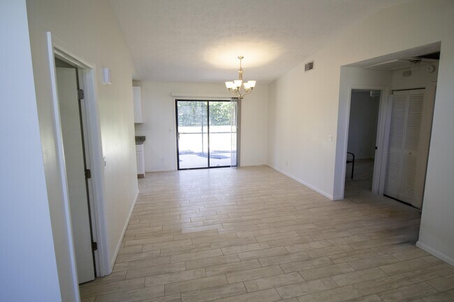 Foto del edificio - 367 NW Placid Ave