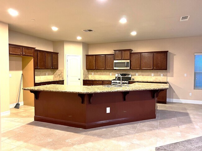 Cocina - 6187 E Pontiac Way