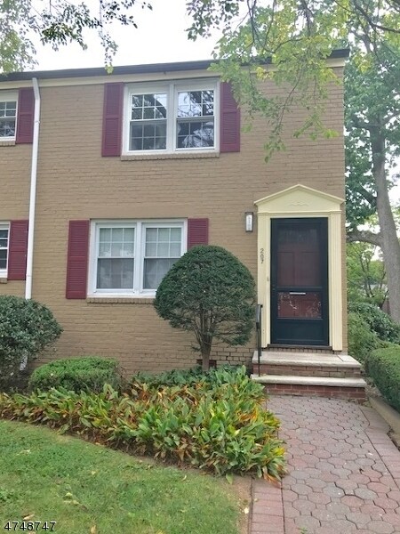 Primary Photo - 207 Lincoln Park E