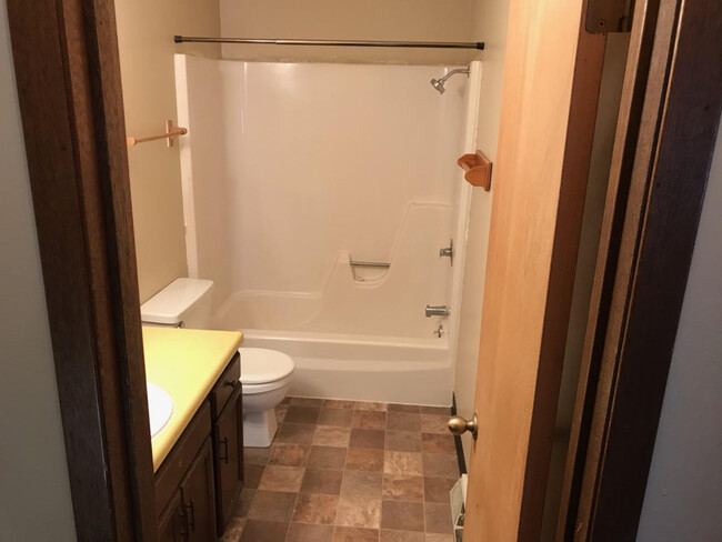 Large full bath - 702 NW Chapel Dr